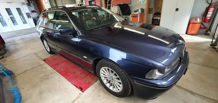 BMW po celotnem prebarvanju – spredaj