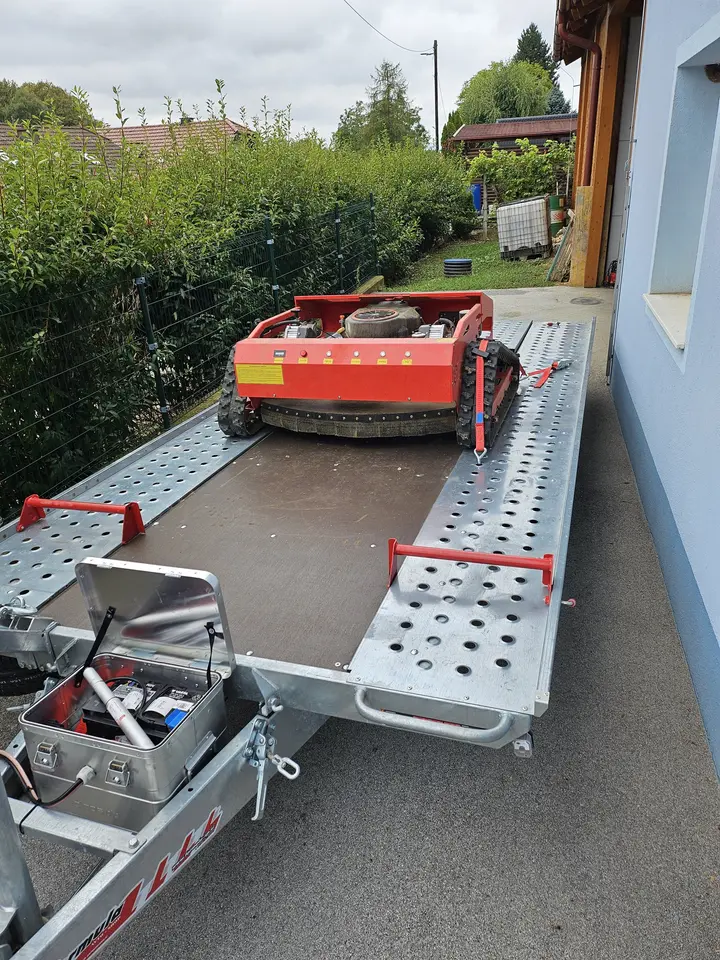 Robot za košnjo bregov na prikolici