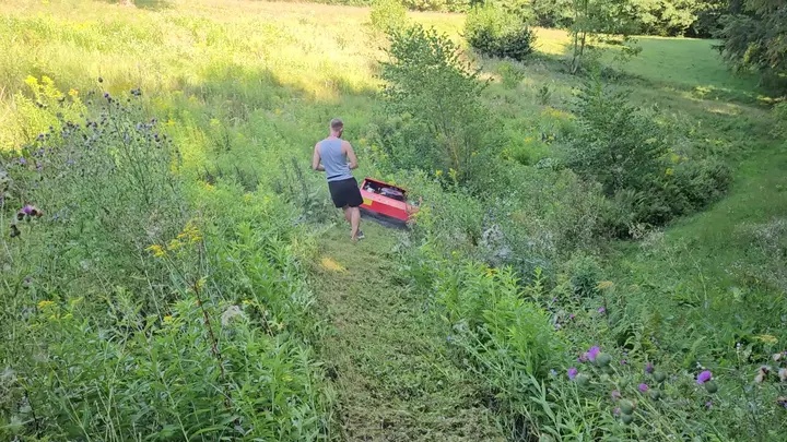 Košnja visoke trave (video)